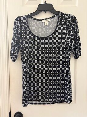 White House Black Market Black & White Geometric Scoop Neck Tee